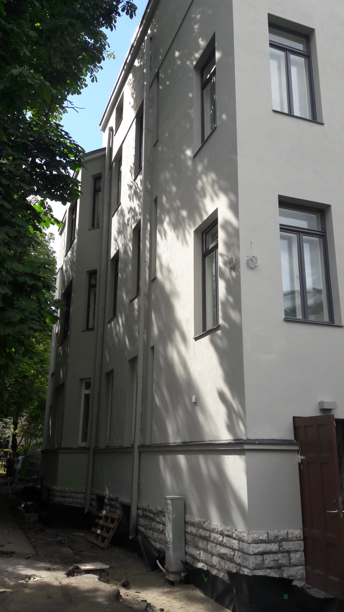 Repaired and painted plaster facade at Narva mnt 57