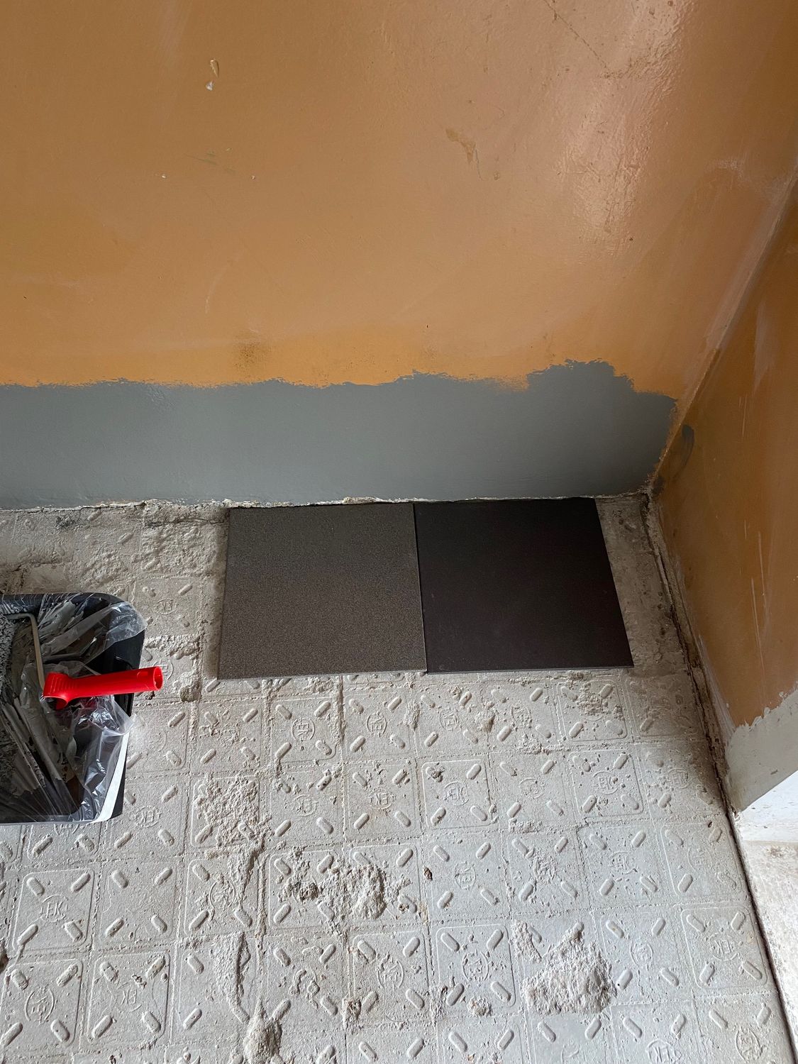 Existing floor base and wall zone before renewal.