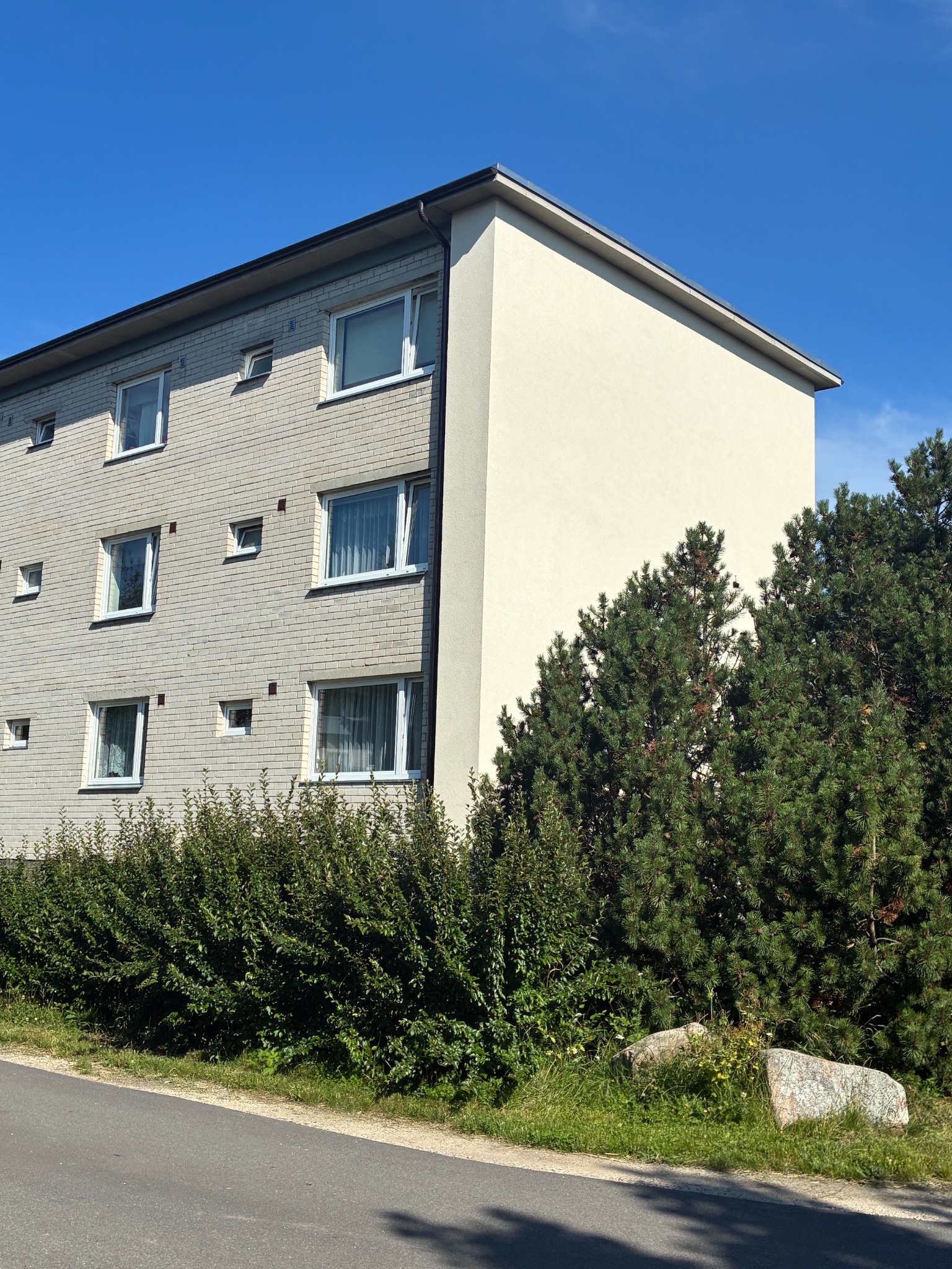 Insulated gable wall at the corner of the apartment building