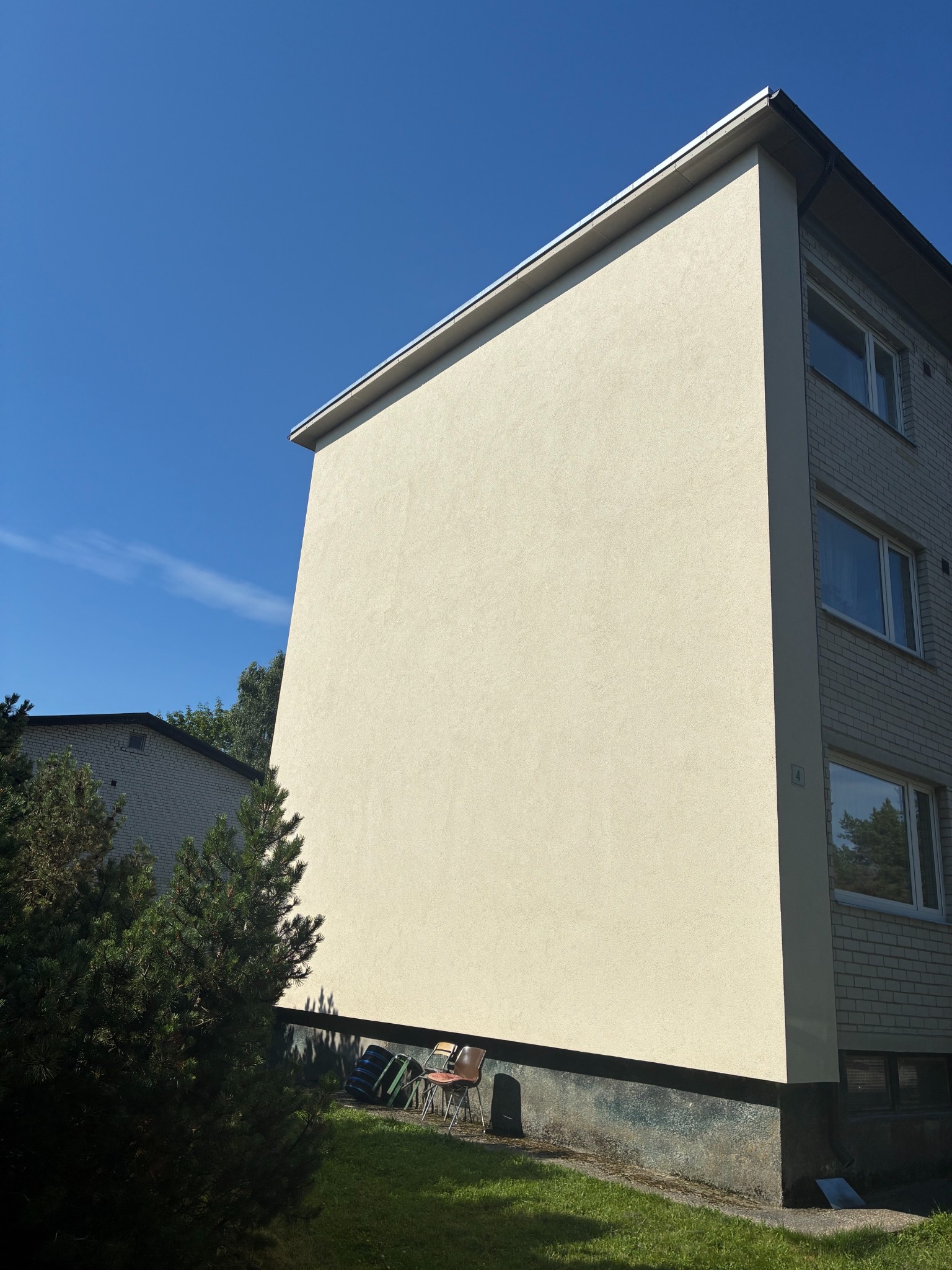 Completed rendered gable wall with dark plinth