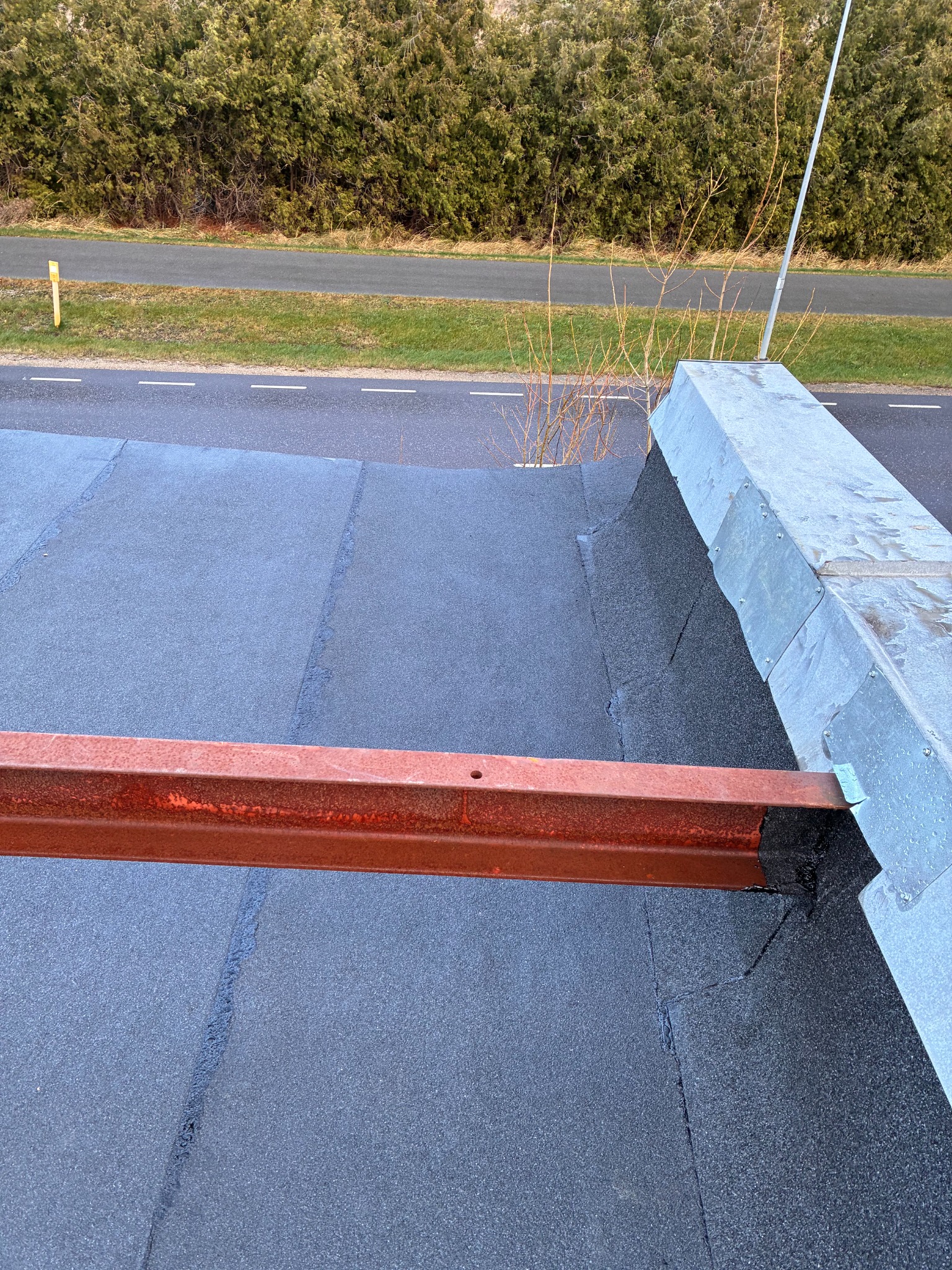 After renovation: new membrane and parapet junction