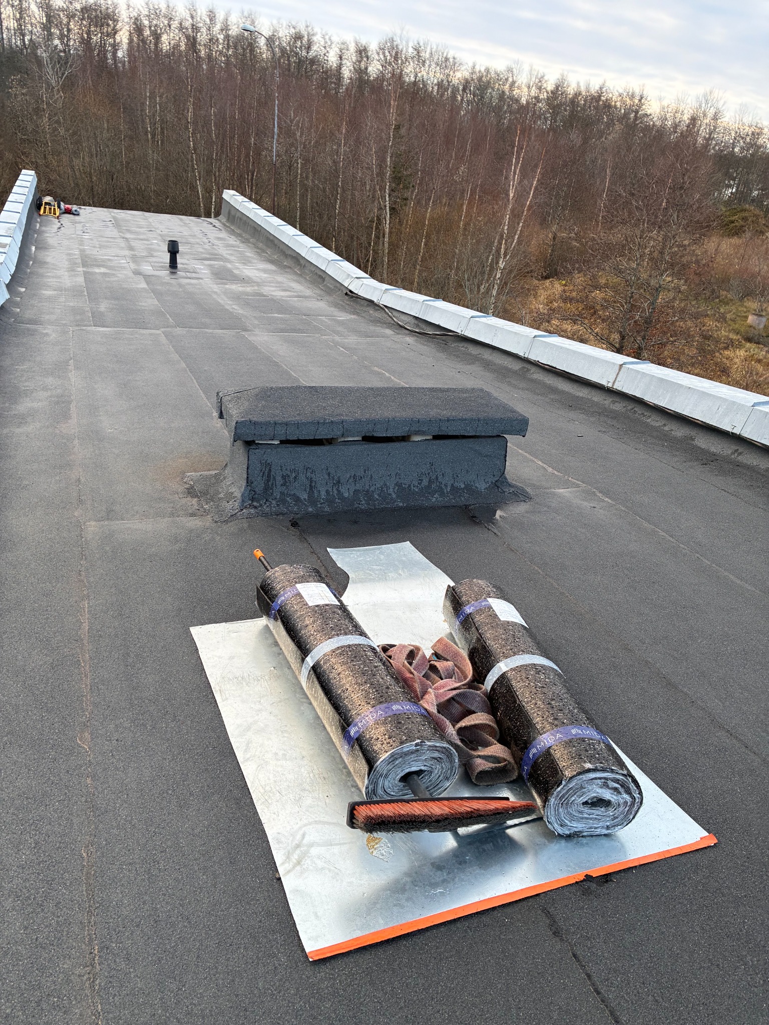 After renovation: completed roof edge and parapet detail