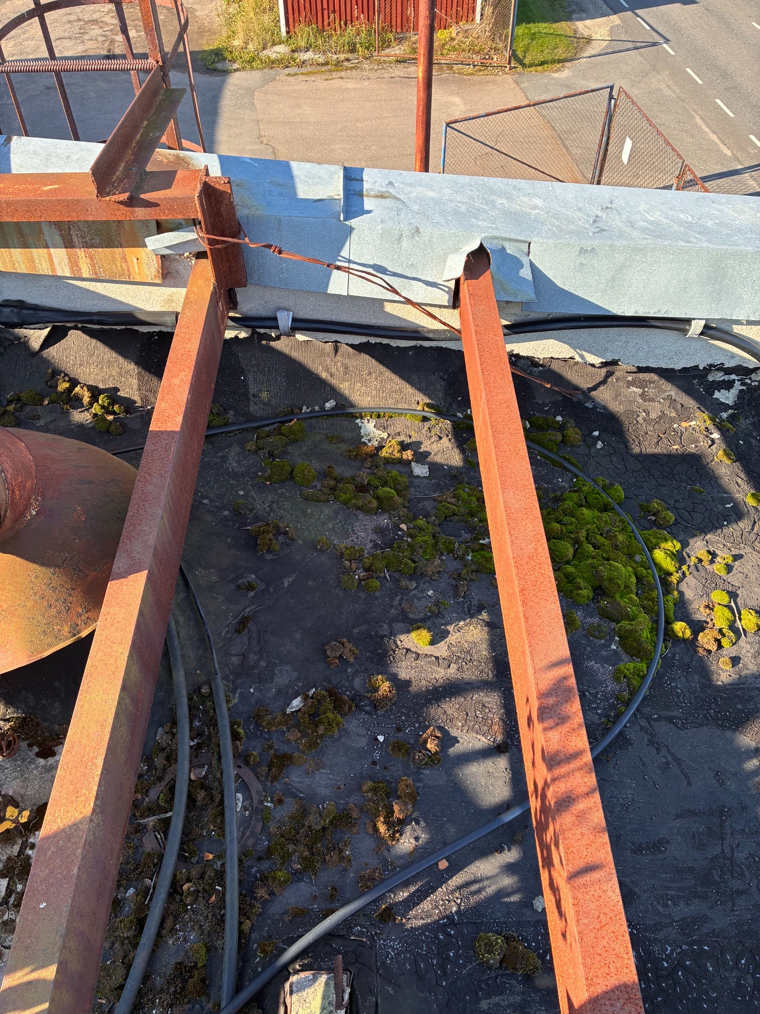 Before renovation: parapet, steel framing and obsolete cables